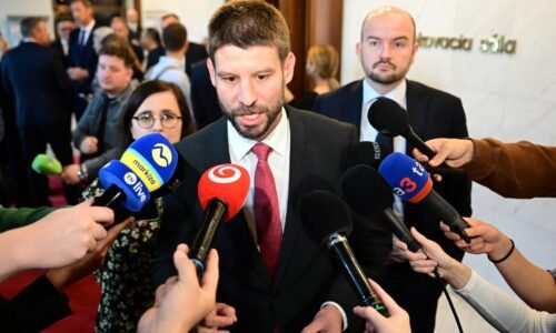 Opozičné strany želajú zraneným pri zrážke vlakov neďaleko Rožňavy rýchle zotavenie. Pridal sa aj Raši