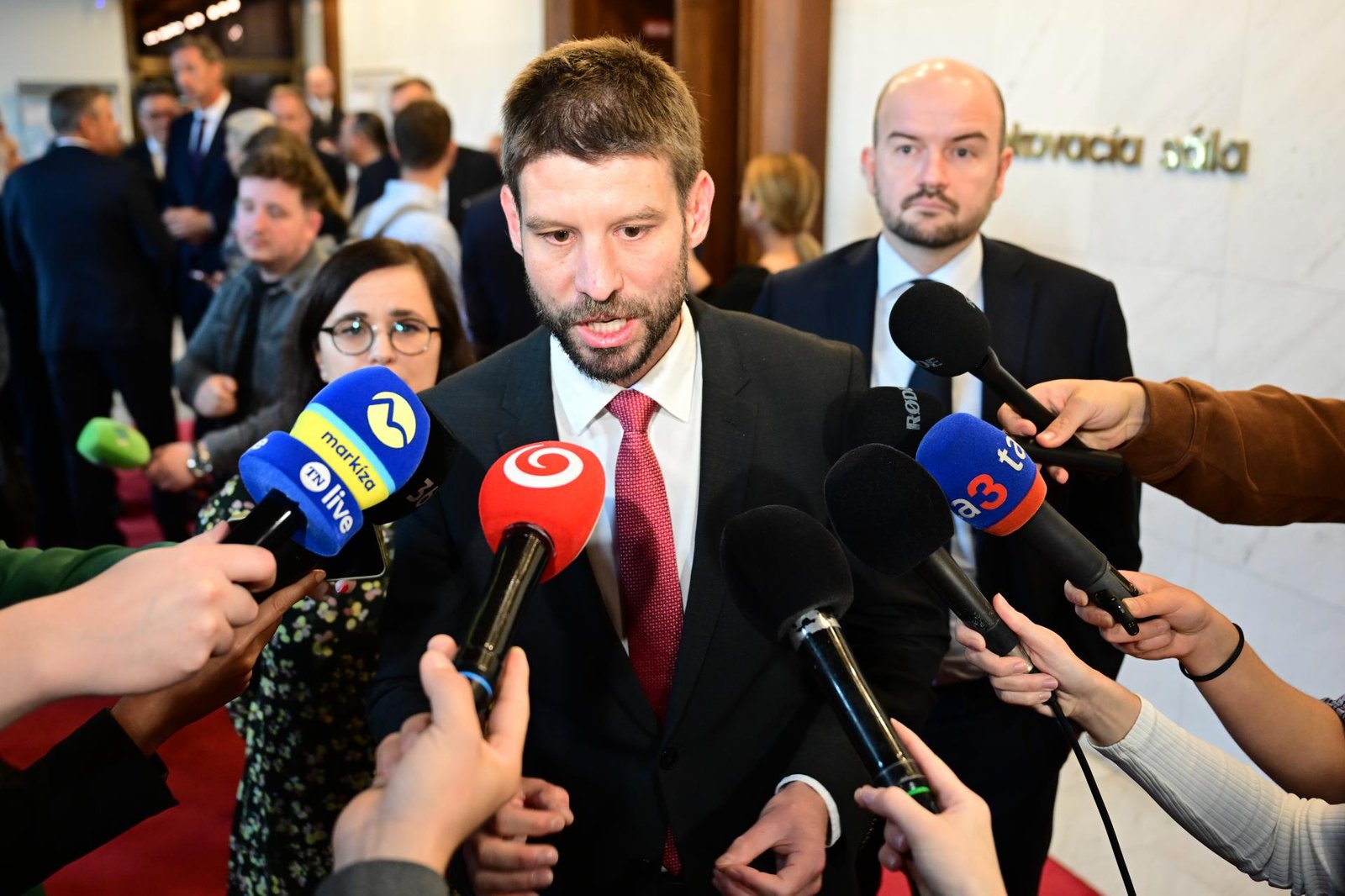 Opozičné strany želajú zraneným pri zrážke vlakov neďaleko Rožňavy rýchle zotavenie. Pridal sa aj Raši