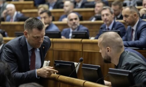 Poslancov v utorok čaká hlasovanie o rozpočte a diskusia o školských zákonoch Poslancov v utorok čaká hlasovanie o rozpočte a diskusia o školských zákonoch