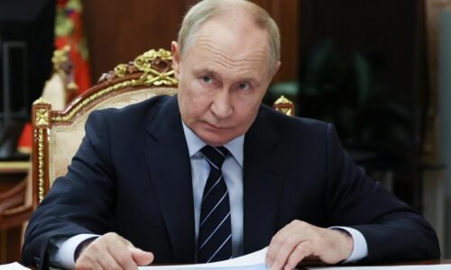 Rusko úspešne bojuje a Kyjev by mal žiadať o mier. Úsilie Západu skrachovalo, povedal prezident Putin v Soči