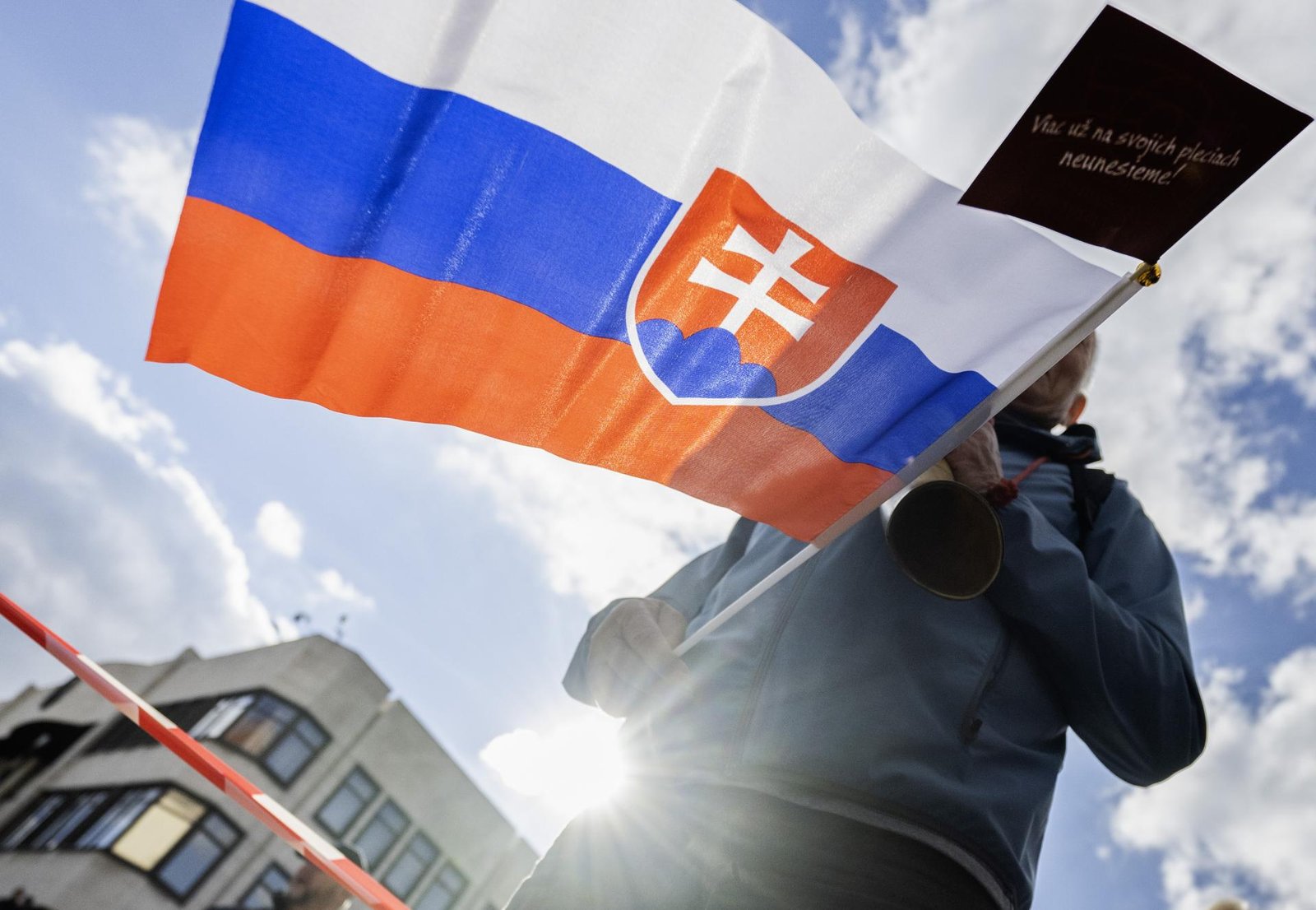 Školské organizácie protestovali pred parlamentom proti balíku nových zákonov, do podateľne odovzdali petíciu Školské organizácie protestovali pred parlamentom proti balíku nových zákonov, do podateľne odovzdali petíciu
