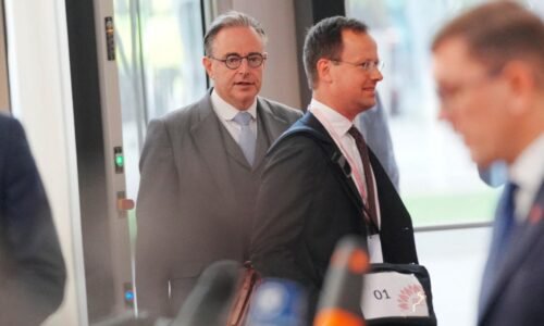 Zmarili teroristický útok na belgického premiéra De Wevera a ďalších politikov