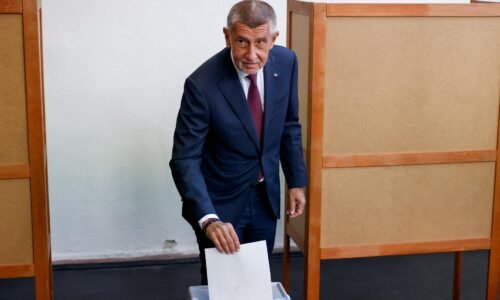 Voľby v Česku: Otvorili sa volebné miestnosti, Česi vyberajú z 26 strán. Hlas odovzdal Pavel, Babiš aj Zeman