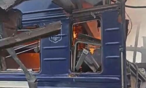 Rusko zasiahlo na Ukrajine osobný vlak, hlásia desiatky zranených