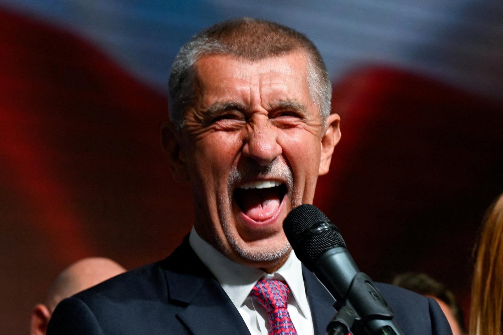 Povolebné rokovania sa rozbiehajú. Babiš nasadol do auta, ponáhľa sa na stretnutie s Motoristami Povolebné rokovania sa rozbiehajú. Babiš nasadol do auta, ponáhľa sa na stretnutie s Motoristami