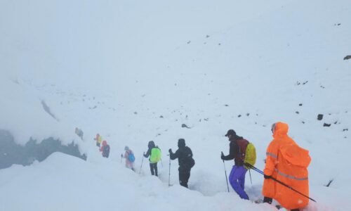 Stovky turistov uviazli po snehovej búrke pod Everstom Stovky turistov uviazli po snehovej búrke pod Everstom