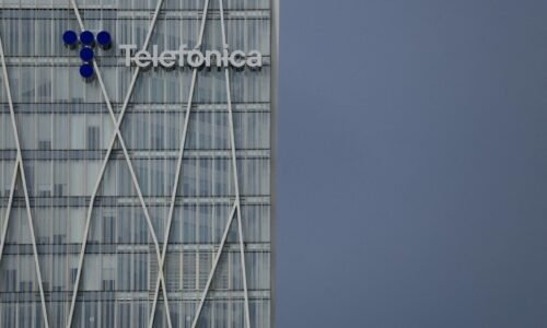 Telefónica sa topí v dlhoch, podľa španielskych médií ide zrušiť 6000 pracovných miest. Spoločnosť to popiera