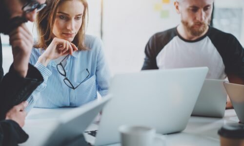 Oplatí sa živnosť, aká je výška minimálnych dôchodkov a kto bude musieť platiť transakčnú daň (Brífing HN)