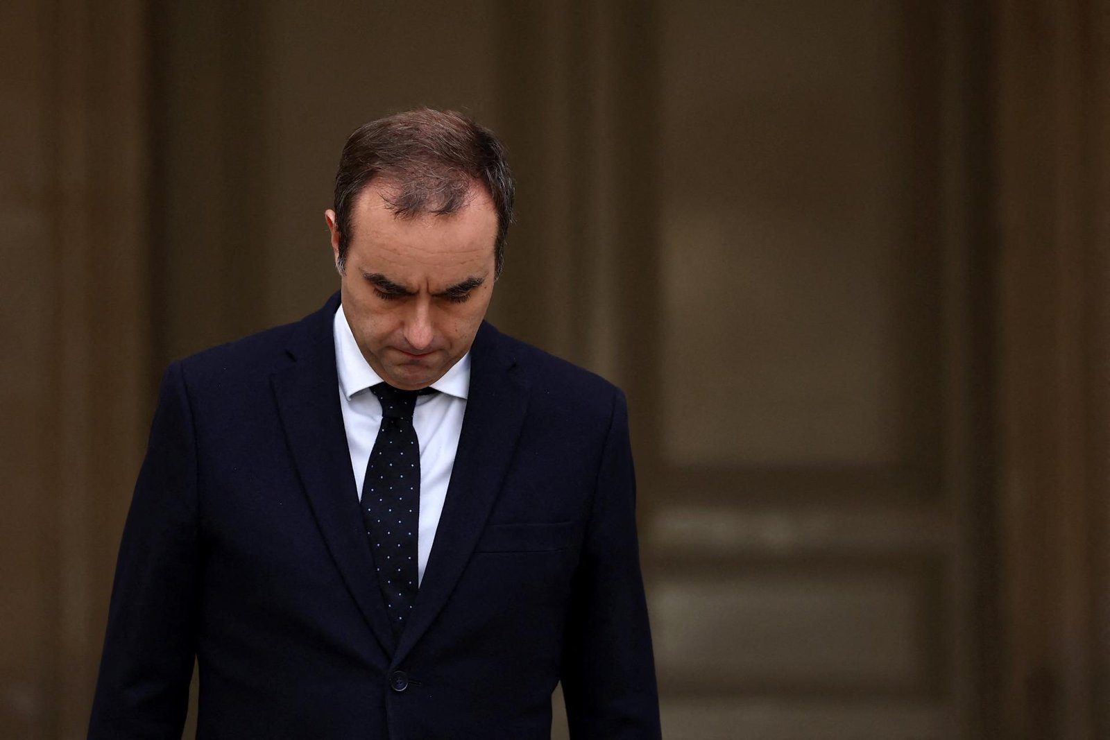 Euro aj európske akcie mierne klesli v dôsledku francúzskej politickej krízy Euro aj európske akcie mierne klesli v dôsledku francúzskej politickej krízy