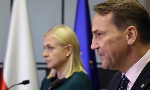 Poľsko a Fínsko chcú spoločne zasiahnuť proti ruskej „tieňovej flotile“, oznámil Sikorski
