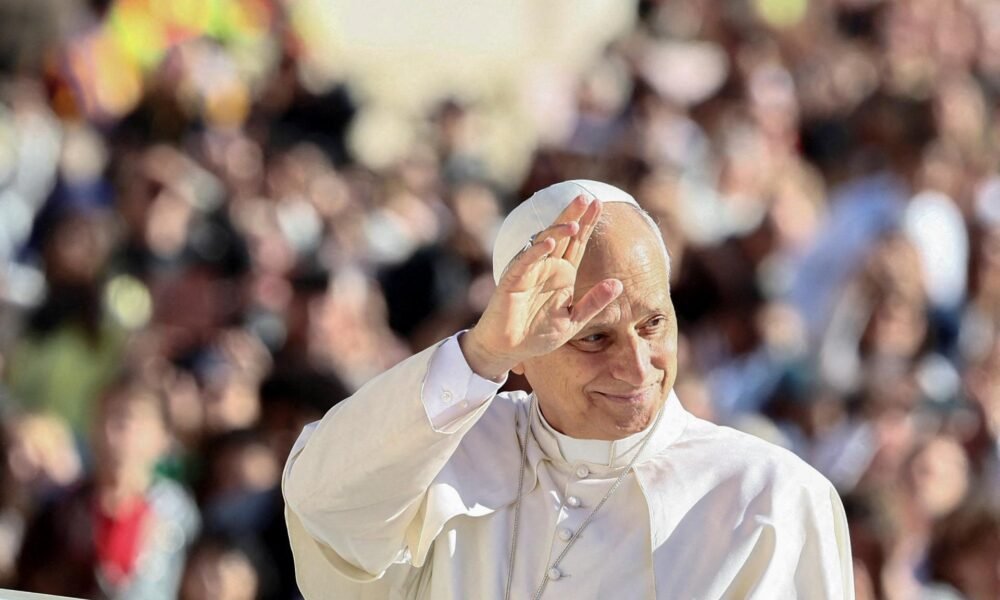 Pápež Lev XIV. pokračuje v odkaze Františka. V prvej exhortácii kritizuje ekonomiku, ktorá vylučuje chudobných