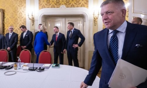 Fico ide pri kľúčovej zmene proti von der Leyenovej. Lídrom našich automobiliek položil tri otázky