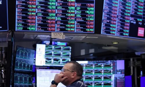 Akčné výkyvy vo svete financií: Trhy zasiahla politická kríza vo Francúzsku a avizované clá Donalda Trumpa Akčné výkyvy vo svete financií: Trhy zasiahla politická kríza vo Francúzsku a avizované clá Donalda Trumpa