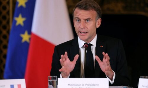 Macron odmietol výzvy na rezignáciu, oponentov obvinil z destabilizácie Francúzska Macron odmietol výzvy na rezignáciu, oponentov obvinil z destabilizácie Francúzska