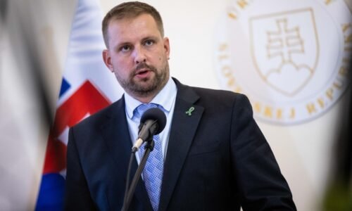 Rezort zdravotníctva zväčšuje dostupnosť očkovania novou vakcínou proti covidu. Je ich dosť, ubezpečuje Šaško