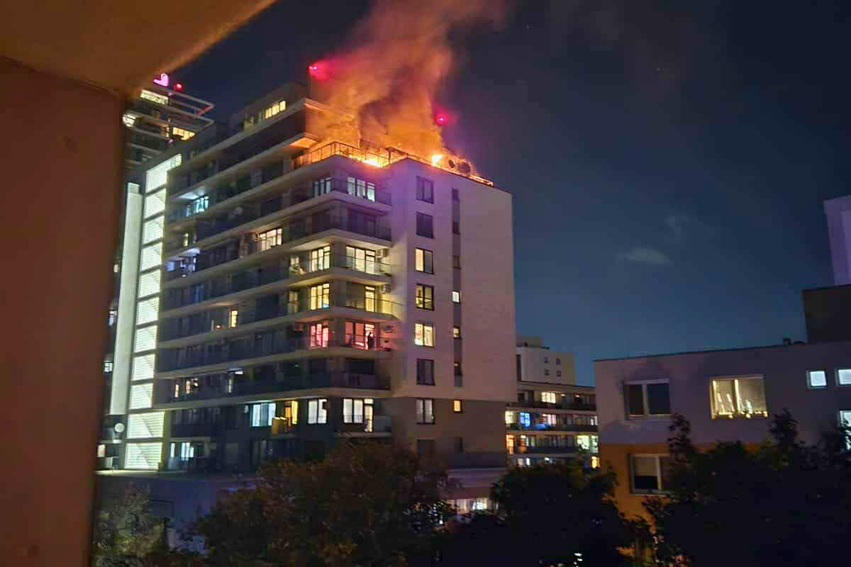 Požiar pri nákupnom centre Retro v Bratislave si vyžiadal jednu obeť. Ľudí z viacerých bytov museli evakuovať