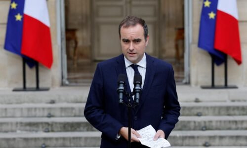 Opozičné strany RN a LFI chcú zvrhnúť francúzsku vládu, Macron vyzýva na politickú stabilitu Opozičné strany RN a LFI chcú zvrhnúť francúzsku vládu, Macron vyzýva na politickú stabilitu