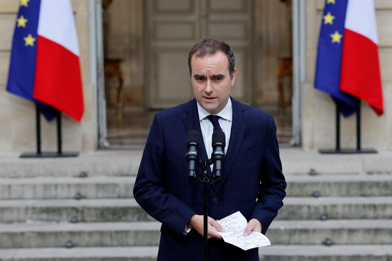 Opozičné strany RN a LFI chcú zvrhnúť francúzsku vládu, Macron vyzýva na politickú stabilitu