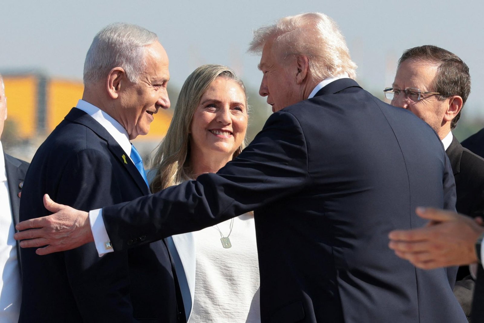 Trump priletel do Izraela, vystúpi v parlamente a stretne sa s rodinami rukojemníkov Trump priletel do Izraela, vystúpi v parlamente a stretne sa s rodinami rukojemníkov