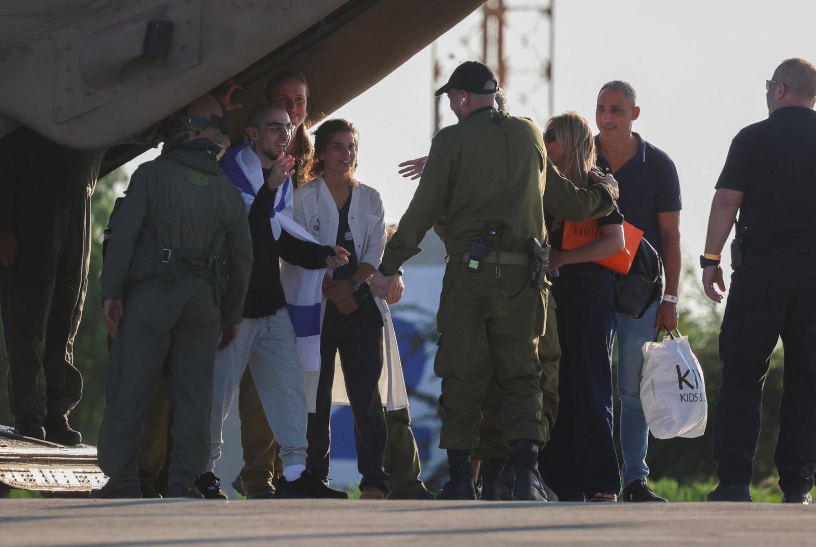 Hamas odovzdá Červenému krížu iba štyri telá mŕtvych rukojemníkov, podľa dohody ich malo byť viac Hamas odovzdá Červenému krížu iba štyri telá mŕtvych rukojemníkov, podľa dohody ich malo byť viac