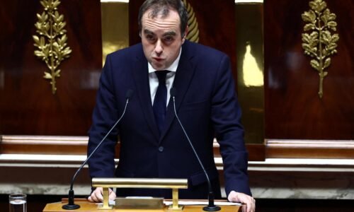 Lecornu navrhol pozastavenie kontroverznej francúzskej dôchodkovej reformy do prezidentských volieb