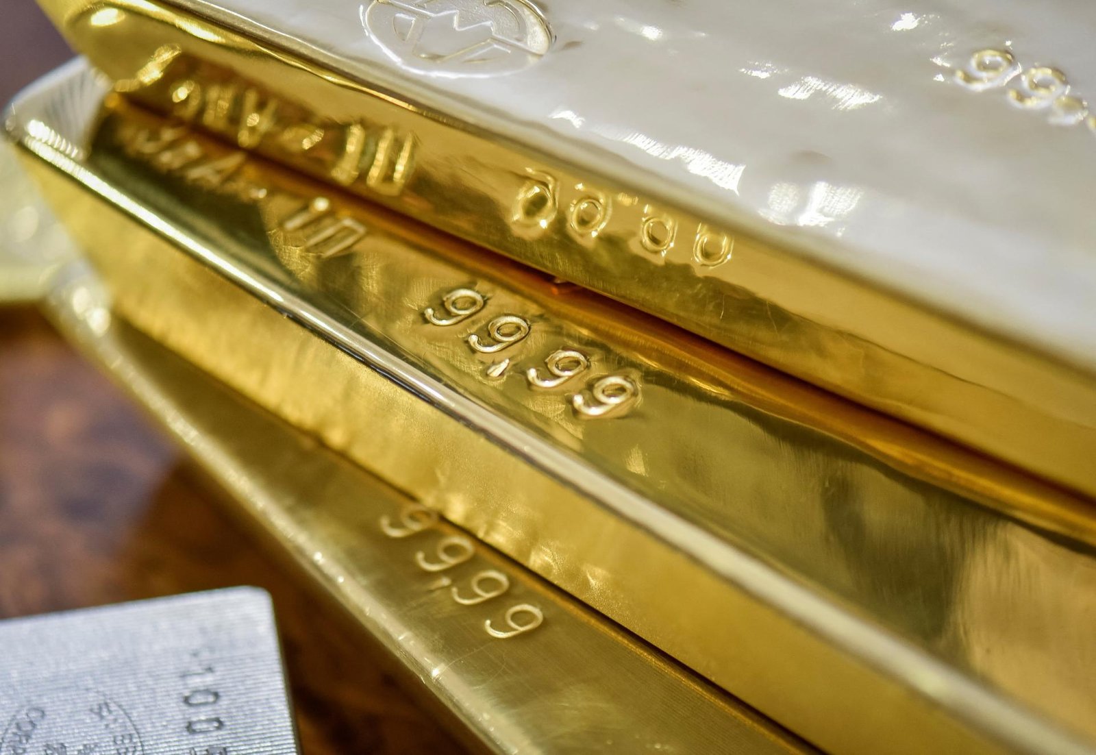 Cena zlata klesá, blíži sa k hranici 4000 dolárov za uncu. Za týždeň stratil kov takmer desatinu hodnoty Cena zlata klesá, blíži sa k hranici 4000 dolárov za uncu. Za týždeň stratil kov takmer desatinu hodnoty