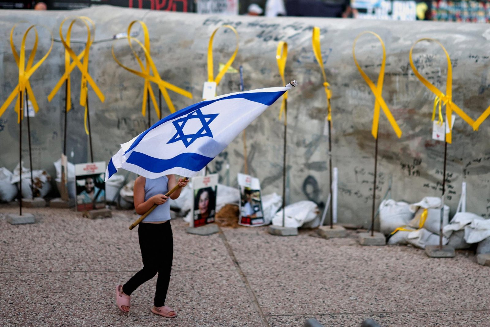 Hamas v utorok odovzdá ďalšie štyri telá izraelských rukojemníkov, potvrdili militanti pre Reuters Hamas v utorok odovzdá ďalšie štyri telá izraelských rukojemníkov, potvrdili militanti pre Reuters