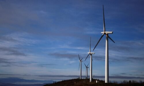 Britská vláda chce zdvojnásobiť zamestnanosť v sektore čistej energie. Žiadaní sú inštalatéri aj zvárači Britská vláda chce zdvojnásobiť zamestnanosť v sektore čistej energie. Žiadaní sú inštalatéri aj zvárači