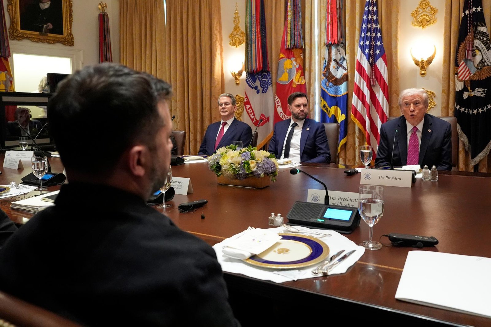 Trump tlačil na Zelenského, aby prijal ruské podmienky. Inak Putin "zničí" Ukrajinu, píše Financial Times Trump tlačil na Zelenského, aby prijal ruské podmienky. Inak Putin „zničí“ Ukrajinu, píše Financial Times