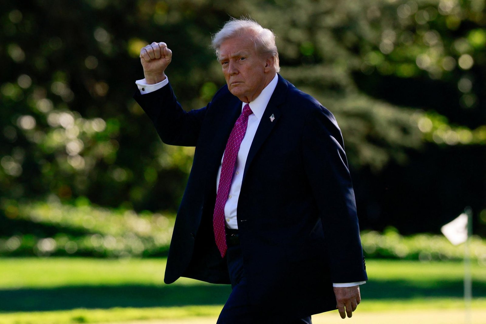 Trump predĺžil colné úľavy na americké autá