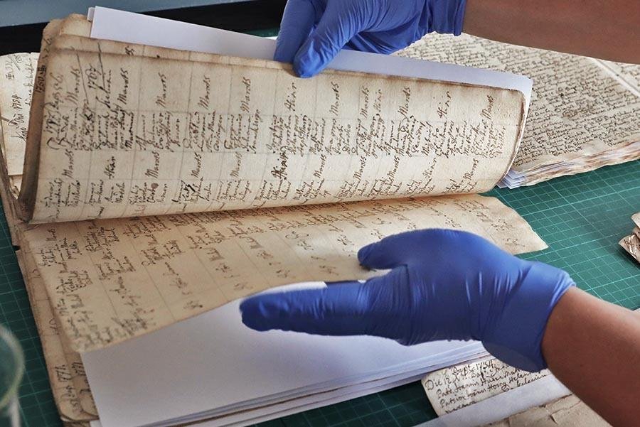 Pokladom z archívu dáva nový život: Aj stredoveké listiny môžu prežiť ďalšie stáročia, hovorí reštaurátorka Pokladom z archívu dáva nový život: Aj stredoveké listiny môžu prežiť ďalšie stáročia, hovorí reštaurátorka
