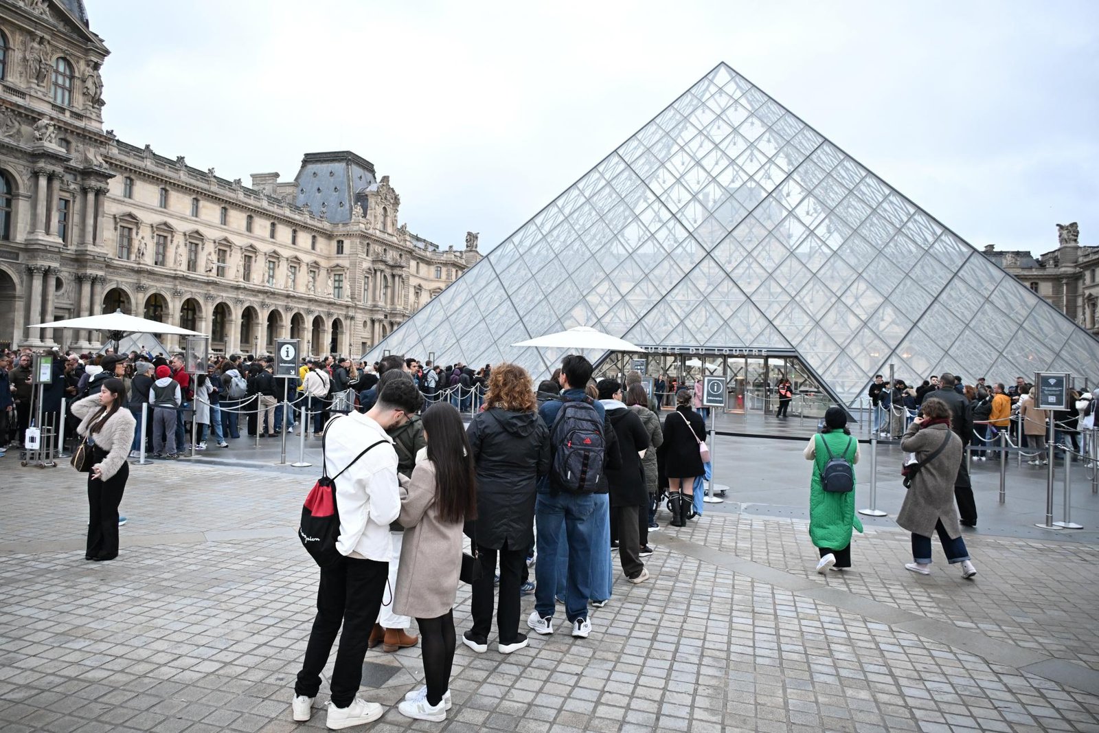 Parížsky Louvre po lúpeži znovu otvoril svoje brány Parížsky Louvre po lúpeži znovu otvoril svoje brány