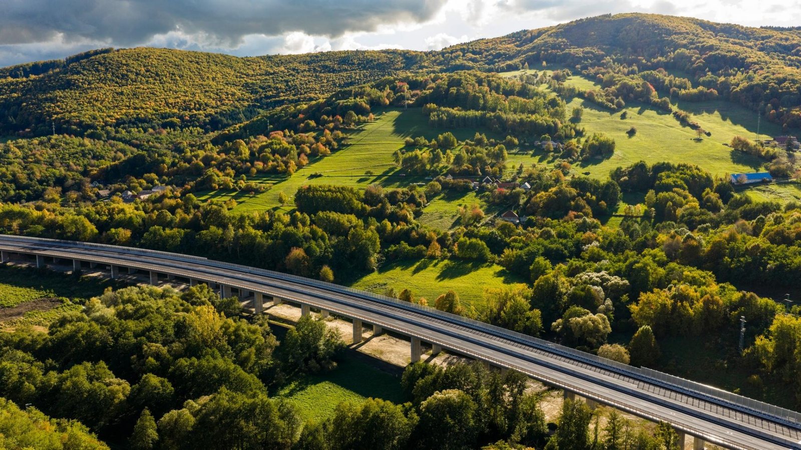 Cesta juhom z Bratislavy do Košíc sa zrýchli. Čoskoro otvoria ďalšiu časť diaľnice, pribudne unikátny most Cesta juhom z Bratislavy do Košíc sa zrýchli. Čoskoro otvoria ďalšiu časť diaľnice, pribudne unikátny most
