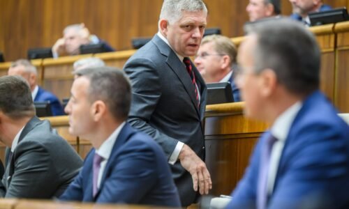 Premiér Fico hovorí, že ho kolegovia z Hlasu zradili. Po dvoch rokoch pri moci ho mrzí najmä jedna vec Premiér Fico hovorí, že ho kolegovia z Hlasu zradili. Po dvoch rokoch pri moci ho mrzí najmä jedna vec