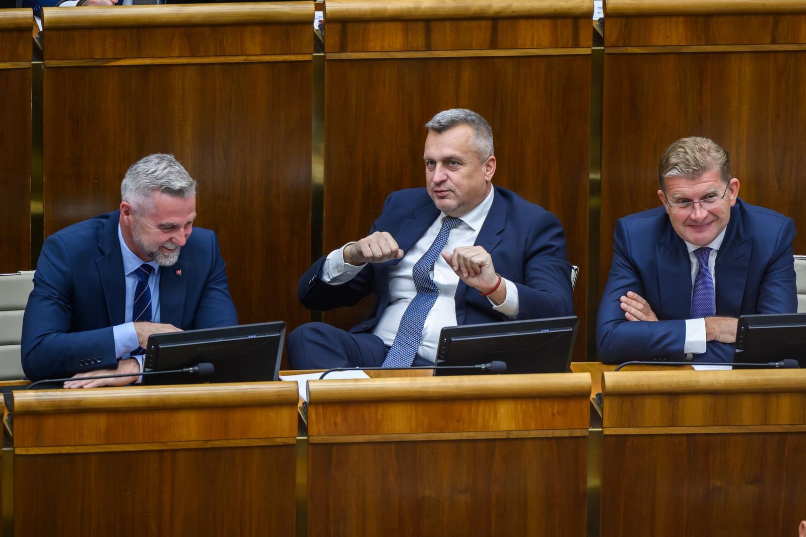 Parlament prerušil rozpravu o novele zákona o hazardných hrách, opoziční poslanci sa vzdali vystúpení Parlament prerušil rozpravu o novele zákona o hazardných hrách, opoziční poslanci sa vzdali vystúpení