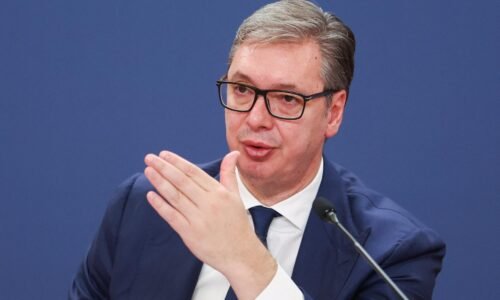 Vučič označil incident pred srbským parlamentom za „ohavný teroristický útok“. Vidí za tým politický motív