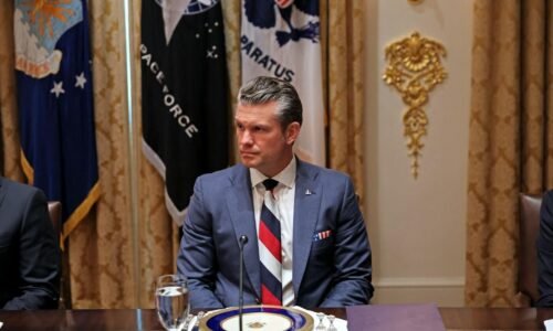 Hegsethova "ruská" kravata? kúpila ju tvoja mama, vysmial sa hovorca novinárovi