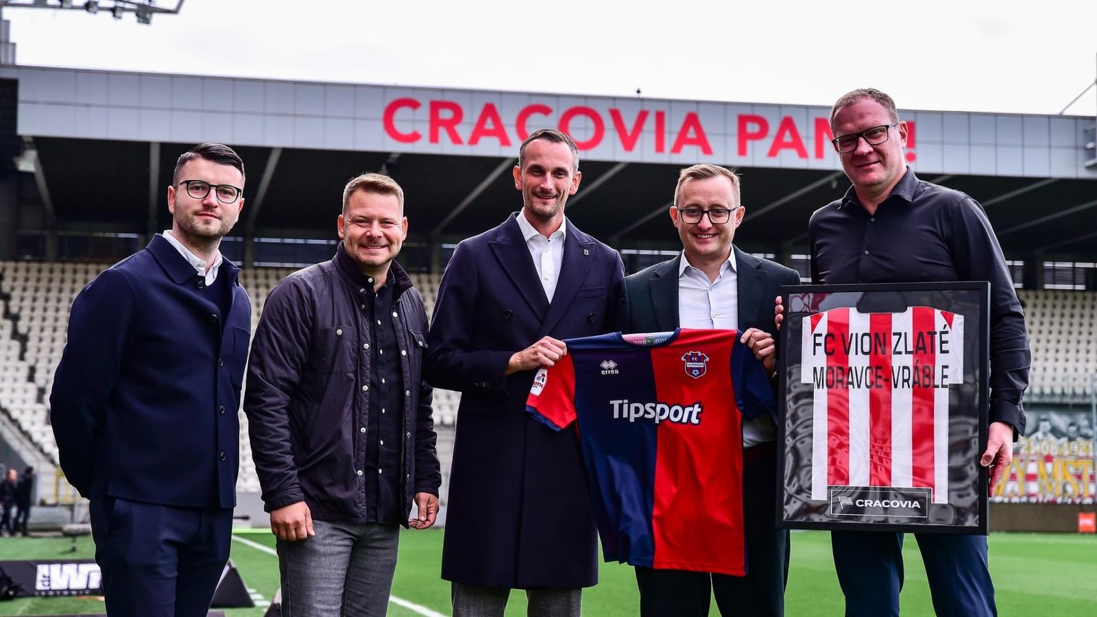 Fandil im aj pápež, od leta ich vlastní miliardár. Najstarší poľský klub uzavrel spoluprácu so Slovákmi Fandil im aj pápež, od leta ich vlastní miliardár. Najstarší poľský klub uzavrel spoluprácu so Slovákmi