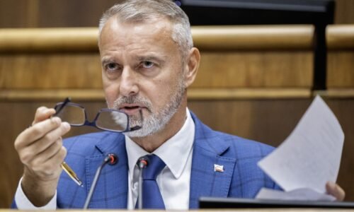 Návrhy na odvolanie ministrov budú na programe novembrovej schôdze, tvrdí Raši. Kritiku opozície odmieta