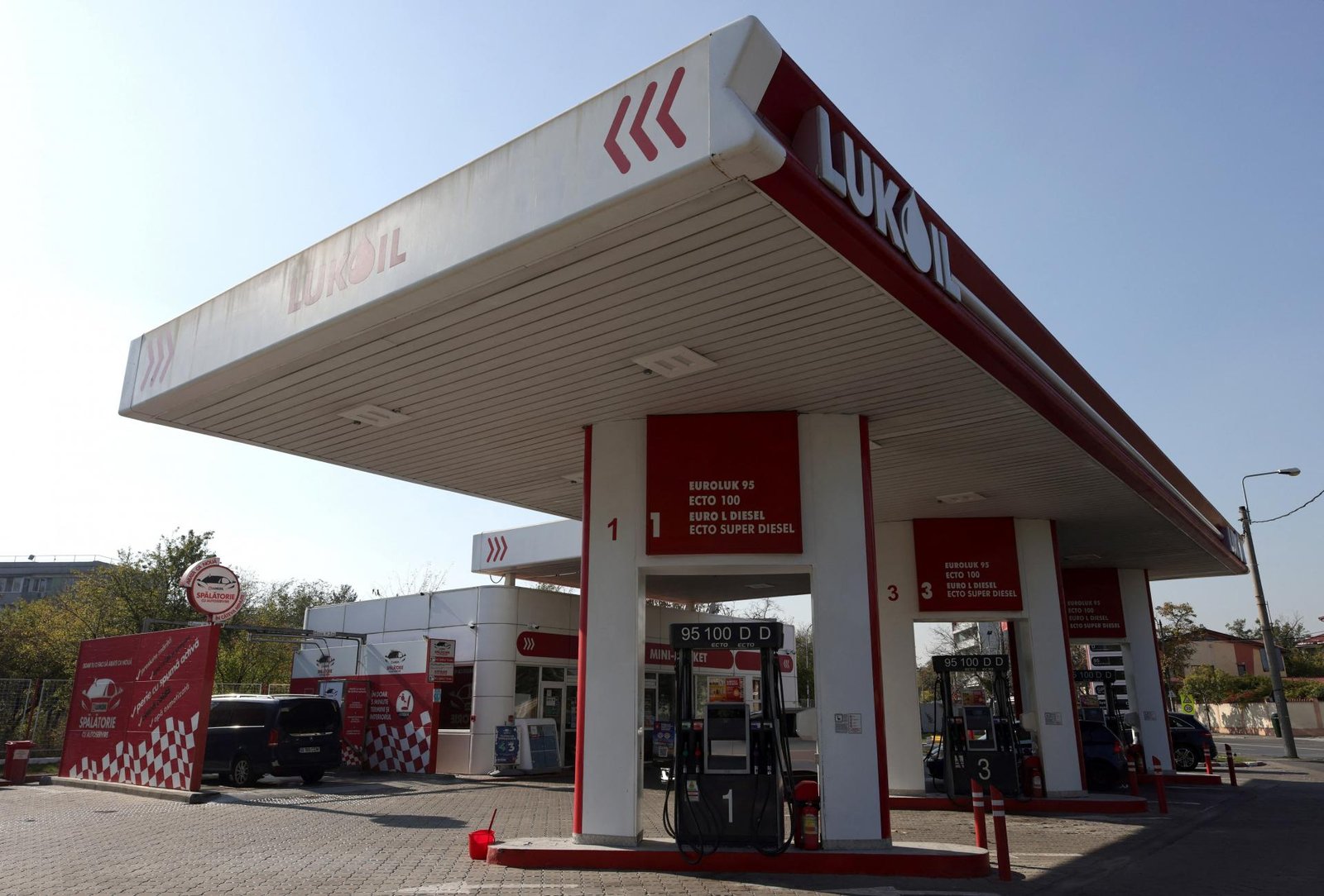 Americké sankcie už tlačia na ruských ropných gigantov. Lukoil predáva svoje zahraničné aktíva Americké sankcie už tlačia na ruských ropných gigantov. Lukoil predáva svoje zahraničné aktíva