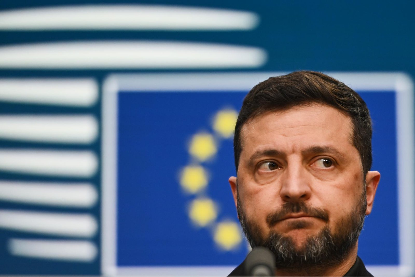 Zmrazené ruské aktíva by nemali slúžiť len humanitárnym účelom. Ukrajina potrebuje aj obranu, tvrdí Zelenskyj Zmrazené ruské aktíva by nemali slúžiť len humanitárnym účelom. Ukrajina potrebuje aj obranu, tvrdí Zelenskyj