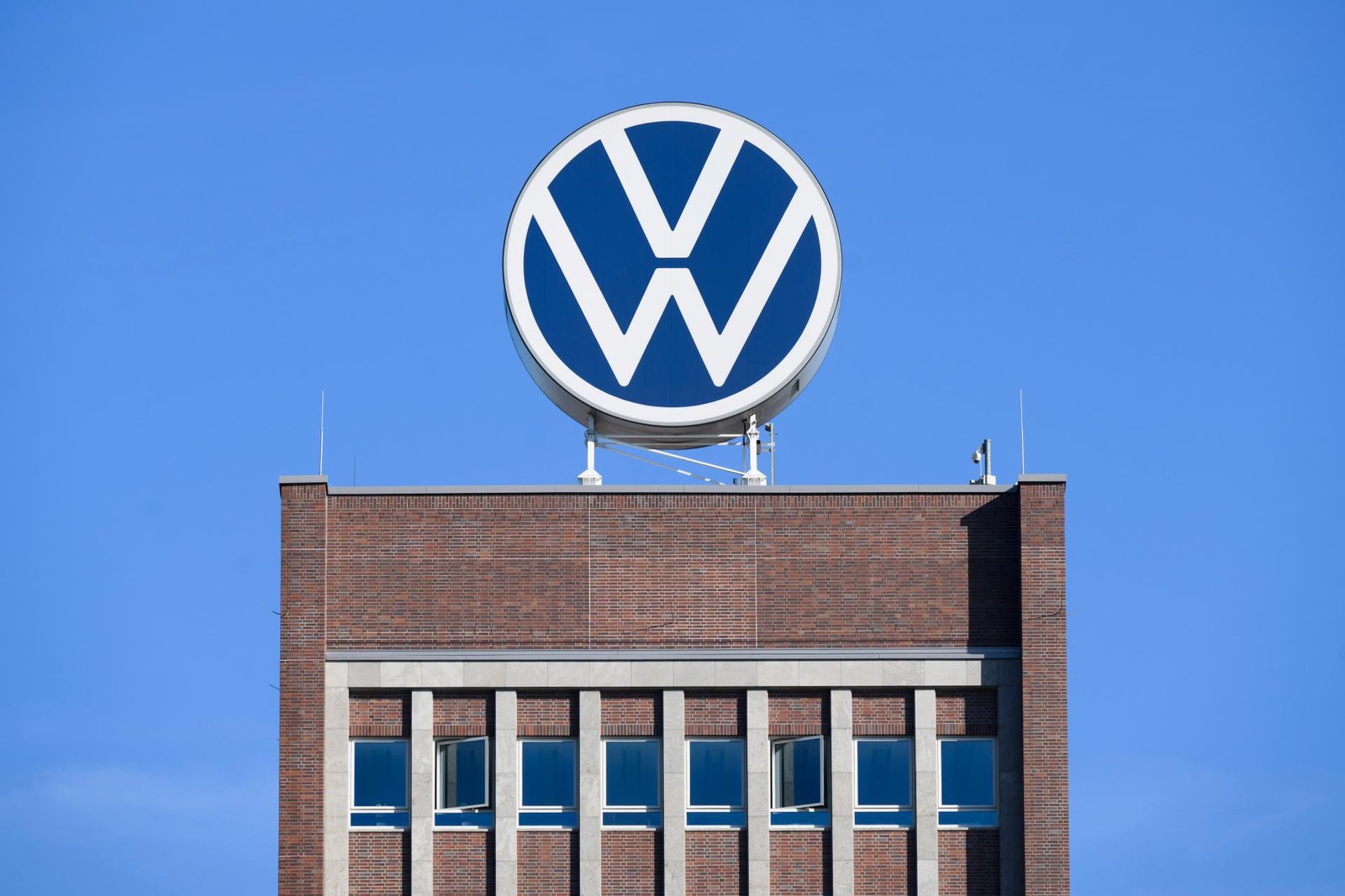 Výroba v hlavnom závode Volkswagenu zatiaľ pokračuje, ale neistota okolo čipov je veľká Výroba v hlavnom závode Volkswagenu zatiaľ pokračuje, ale neistota okolo čipov je veľká