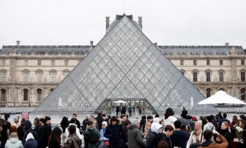V Paríži zatkli dvoch podozrivých v súvislosti s krádežou šperkov v Louvri, uviedli francúzske médiá V Paríži zatkli dvoch podozrivých v súvislosti s krádežou šperkov v Louvri, uviedli francúzske médiá