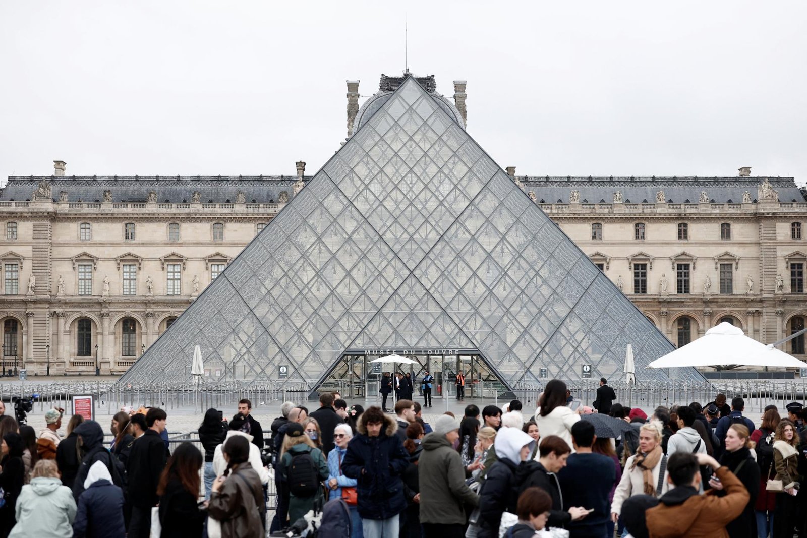 V Paríži zatkli dvoch podozrivých v súvislosti s krádežou šperkov v Louvri, uviedli francúzske médiá V Paríži zatkli dvoch podozrivých v súvislosti s krádežou šperkov v Louvri, uviedli francúzske médiá