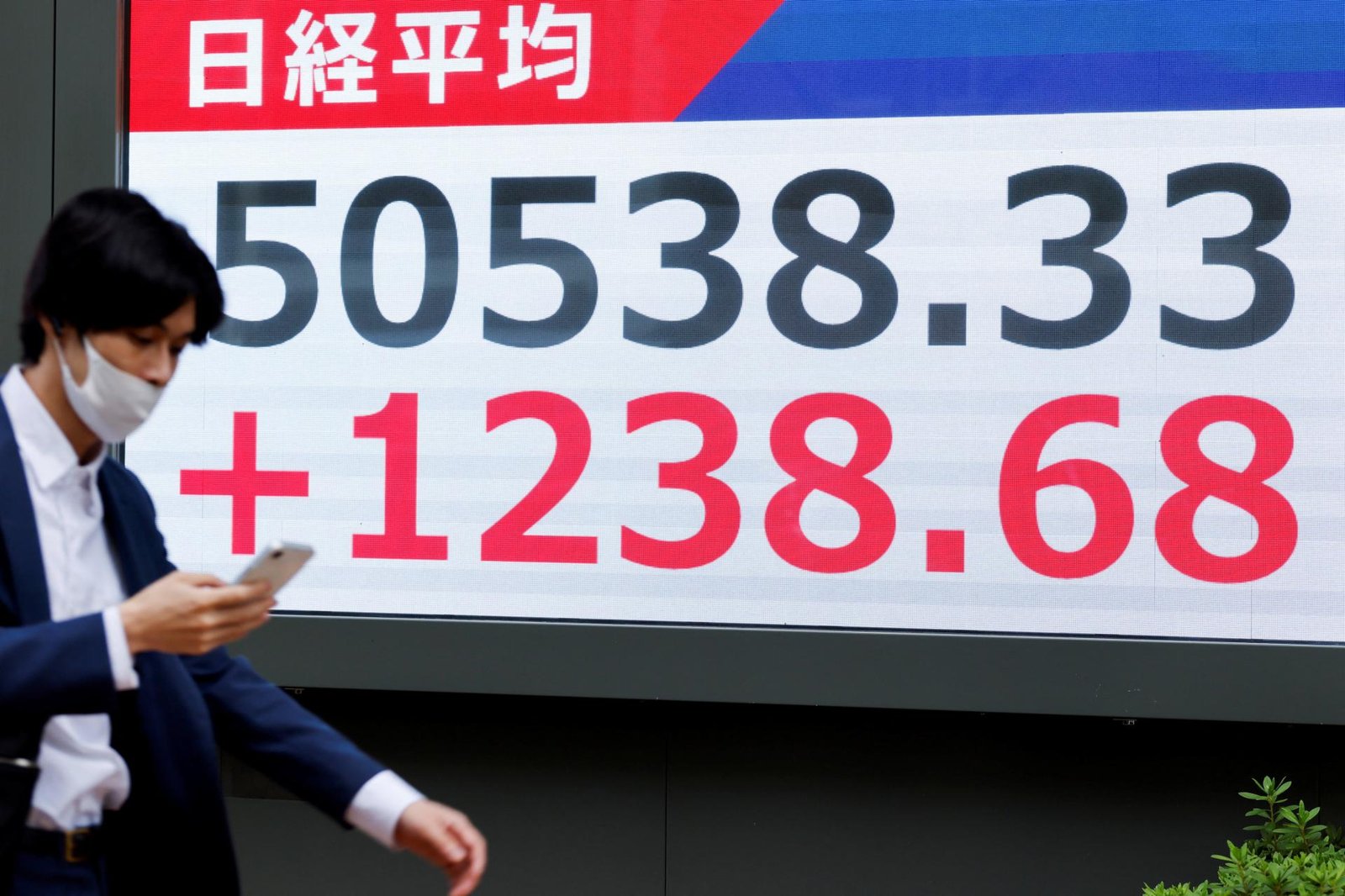Japonské akcie začali týždeň výrazným rastom. Hlavný index Nikkei 225 láme rekordy Japonské akcie začali týždeň výrazným rastom. Hlavný index Nikkei 225 láme rekordy