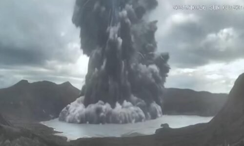 VIDEO: Erupcia z prvej ruky. Výbuch „jazernej“ sopky natočili priamo v kráteri VIDEO: Erupcia z prvej ruky. Výbuch „jazernej“ sopky natočili priamo v kráteri