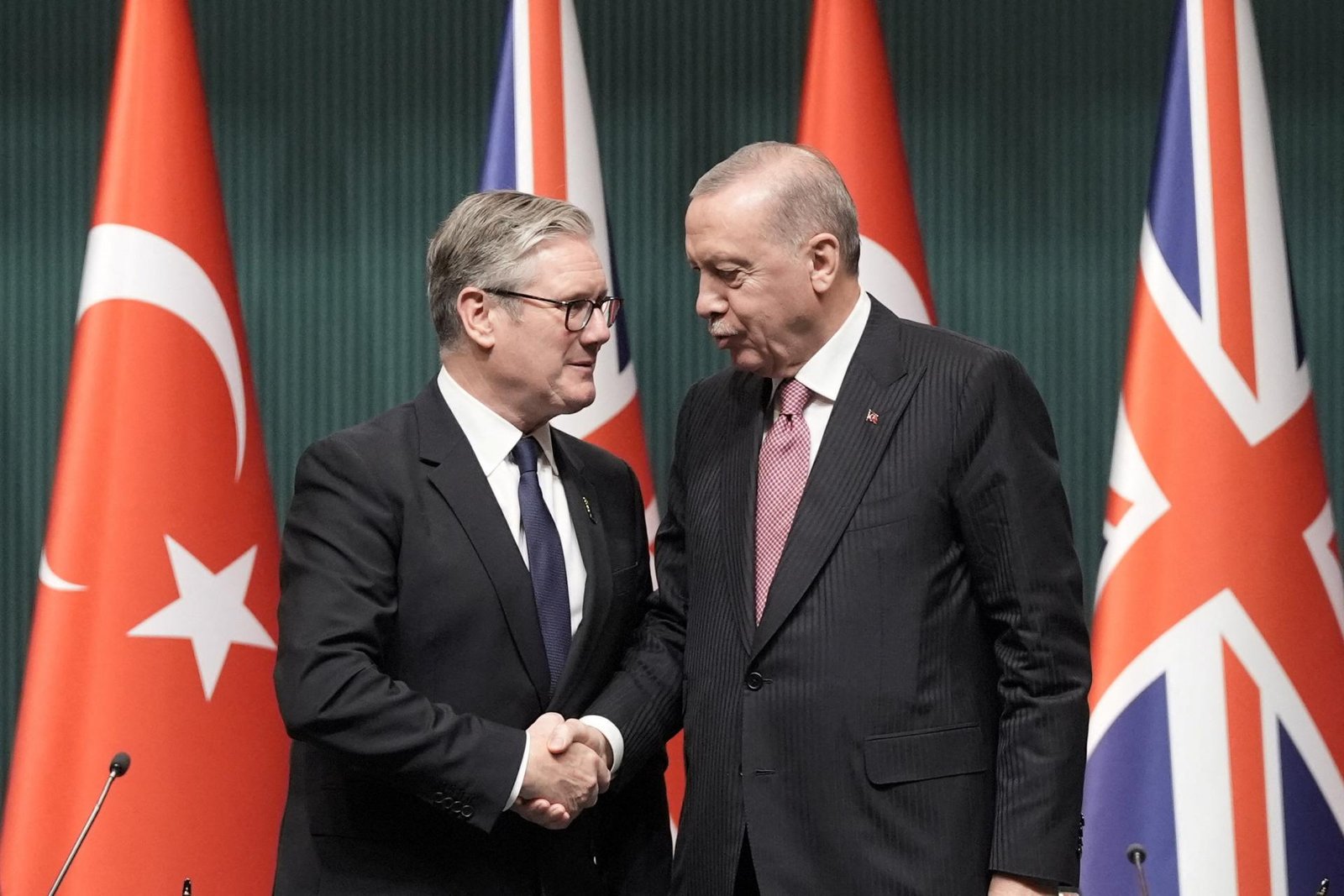 Starmer a Erdogan podpísali dohodu o predaji 20 stíhačiek Typhoon Turecku Starmer a Erdogan podpísali dohodu o predaji 20 stíhačiek Typhoon Turecku