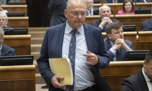 Zmeny v cestnej premávke: Rýchlosť chôdze stanovili poslanci na 6 km/h, k lekárovi povinne sa pôjde neskôr Zmeny v cestnej premávke: Rýchlosť chôdze stanovili poslanci na 6 km/h, k lekárovi povinne sa pôjde neskôr