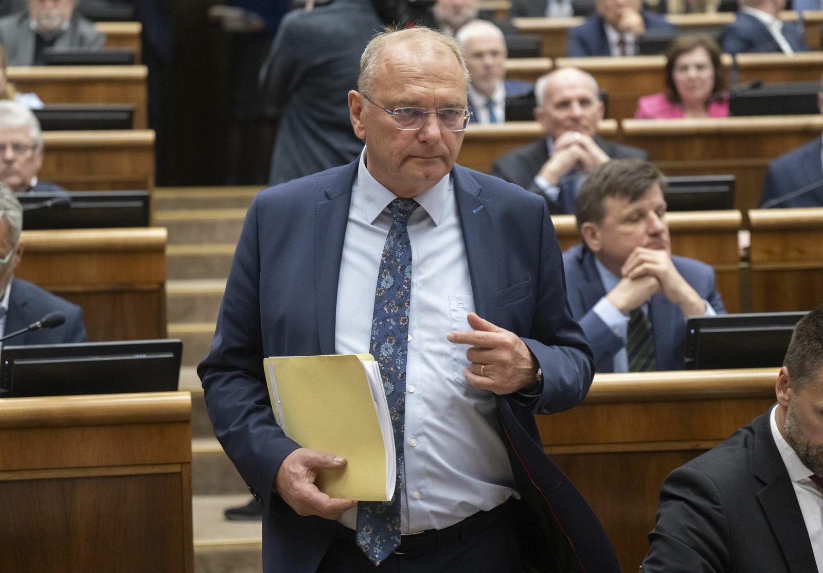 Zmeny v cestnej premávke: Rýchlosť chôdze stanovili poslanci na 6 km/h, k lekárovi povinne sa pôjde neskôr Zmeny v cestnej premávke: Rýchlosť chôdze stanovili poslanci na 6 km/h, k lekárovi povinne sa pôjde neskôr