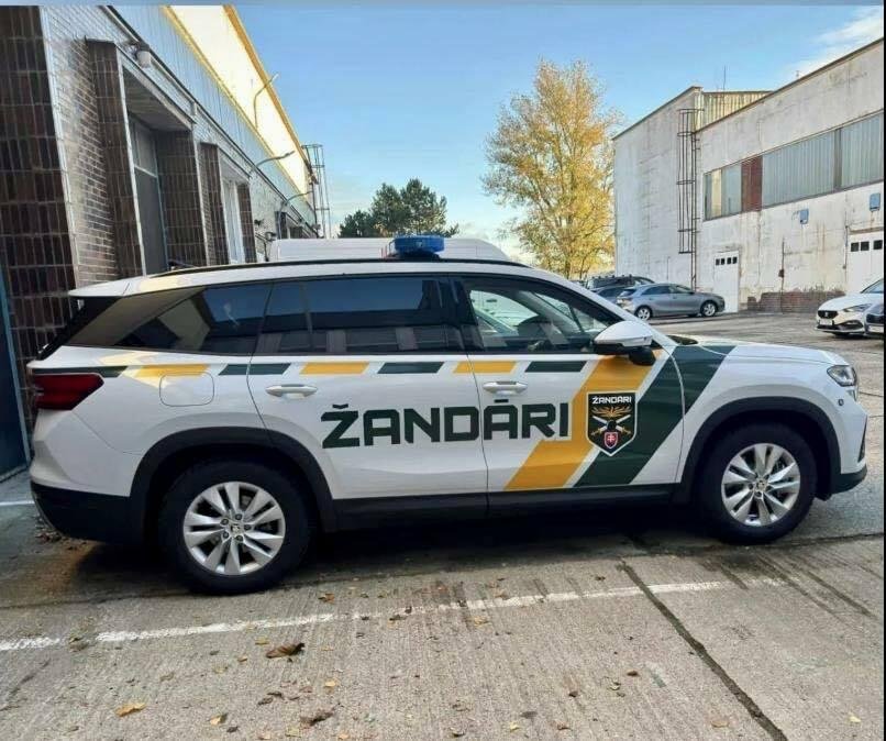 Žandárske autá vyvolali rozruch, Mikulec spomína safari či kovbojov. Dizajn pripomína šerifské logo z Oregonu Žandárske autá vyvolali rozruch, Mikulec spomína safari či kovbojov. Dizajn pripomína šerifské logo z Oregonu